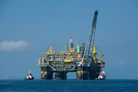 Едно от най-важните полезни изкопаеми е нефтът Той може да се добива както на сушата така и в плитката част шелфа на моретата За Европа такова море е  