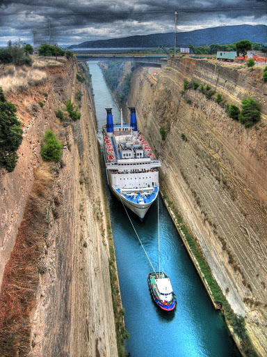 Как се казва този канал който свързва Йонийско и Егейско море