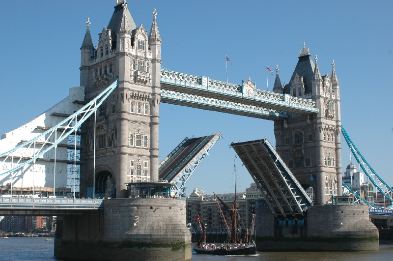Tower Bridge е една от известните забележителности в Лондон На коя страна е столица