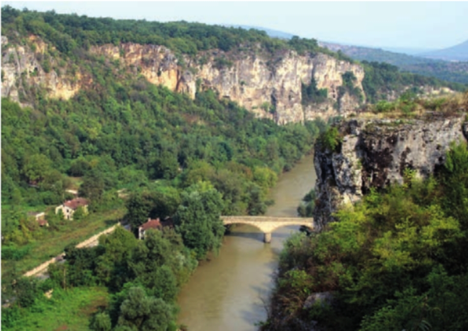 3 В коя посока тече река Искър по своя път до река Дунав