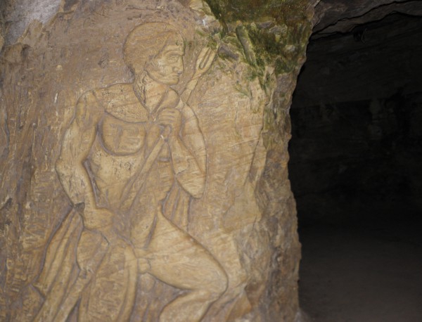 Според легендата в коя пещера се смята че е отишъл легендарният тракийски певец и музикант Орфей за да върне жена си Евридика от подземното царство на Хадес