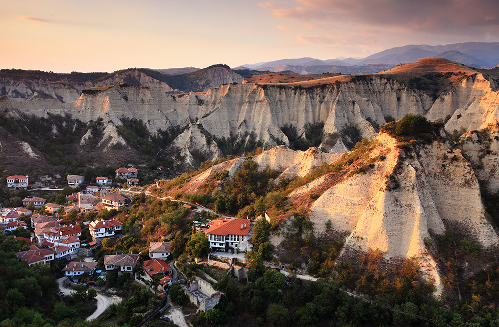 На снимката е най-малкият град в България Коя е природната забележителност