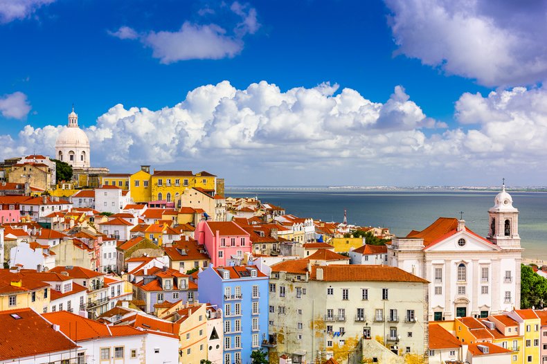  9Снимката показва изглед от Лисабон  На коя държава е столица той 