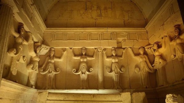 Кой древен народ погребвал мъртвите в богато украсени гробници покрити с могили